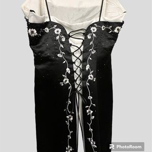 Stunning Gown Size 14  Betsy & Adam Shiny Black &  White Beaded Floral